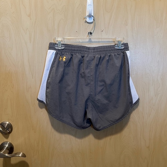 Womens under Armour greenbay packer shorts - Picture 2 of 4